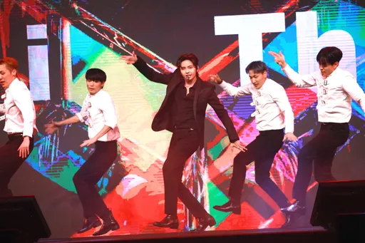 李鎭赫襲台「不敢相信」3連發 寵粉獻唱《想見你》逛夜市嗑香腸