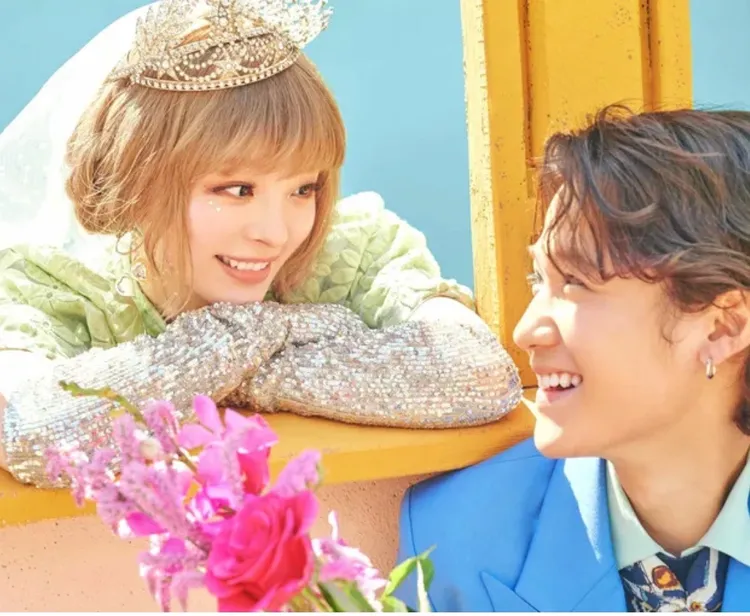 卡莉怪妞(左)和葉山獎之交往2年多開花結果。翻攝ASOBISYSTEM