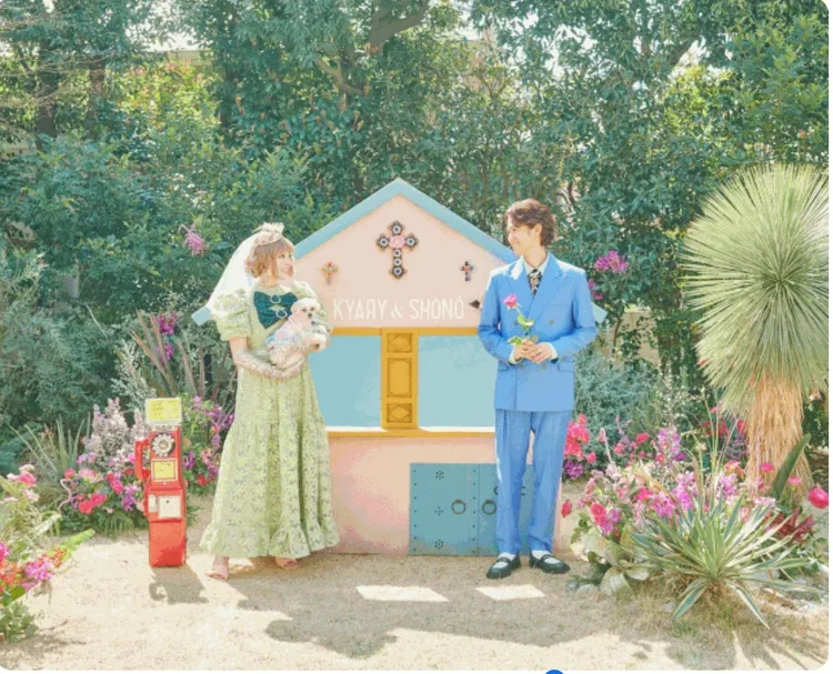 卡莉怪妞(左)抱著愛犬和葉山獎之拍婚紗照。翻攝ASOBISYSTEM