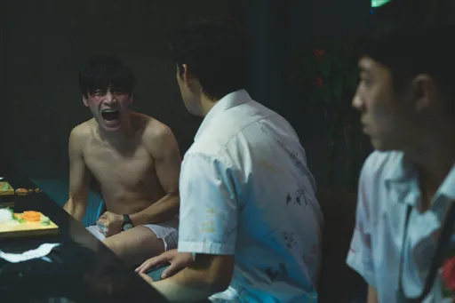 宋柏緯遭柯震東爆料主動脫衣 穿內褲青蛙跳貢獻「大銀幕最白爛演出」