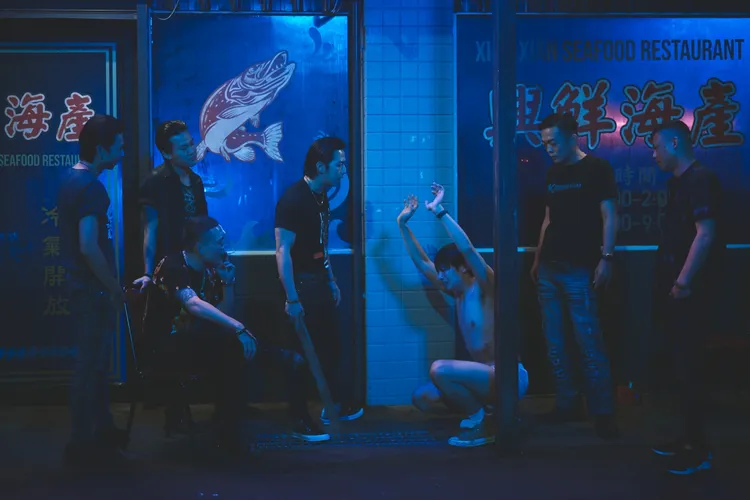 宋柏緯在《黑的教育》中被黑道毒打，還脫光到只剩內褲交互蹲跳。禾豐九路提供