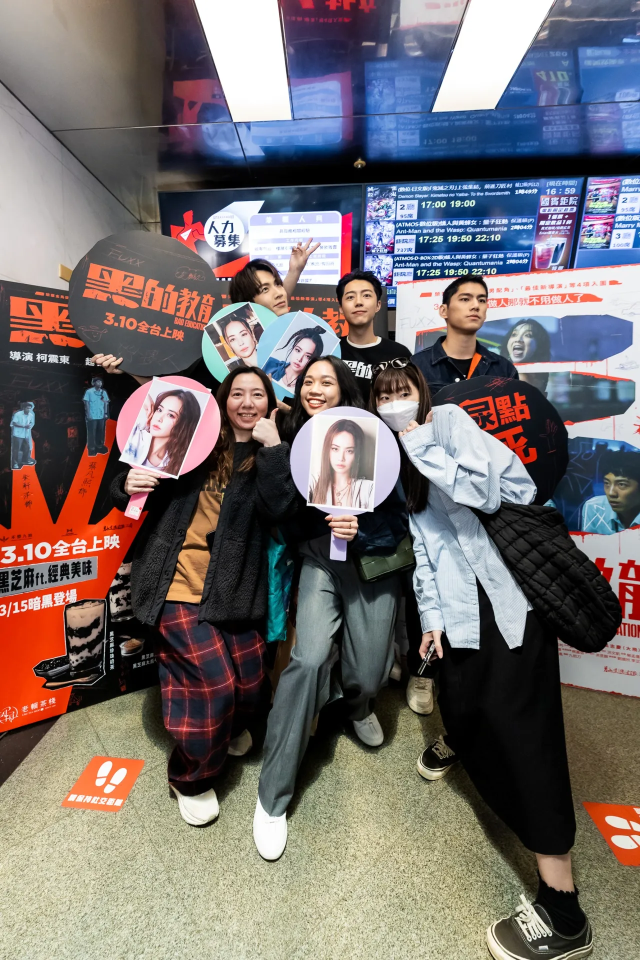 柯震东(后排左起)、蔡凡熙、朱轩洋特映会后在影厅门口和影迷拍照,粉丝特地带著柯震东偶像蔡依林的手举牌为他打气。禾丰九路提供