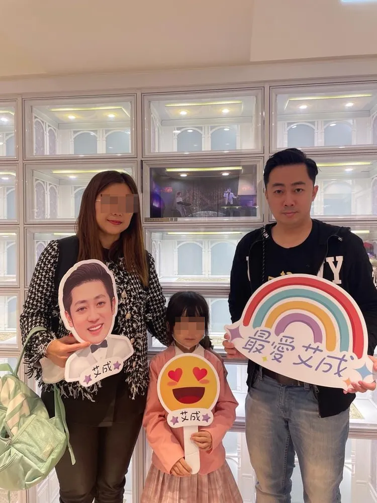 艾翔在本月初和家人到墓園探望艾成。翻攝Sandra Chai臉書