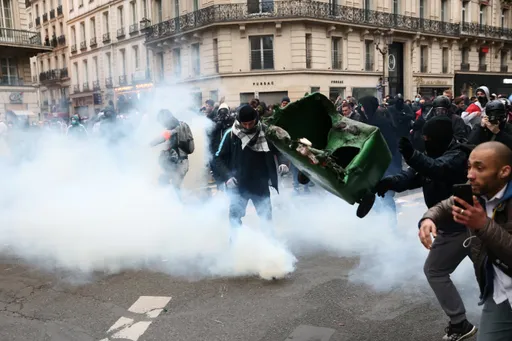 強推年改引發暴力示威 法總理擬會在野和工會領袖解危機