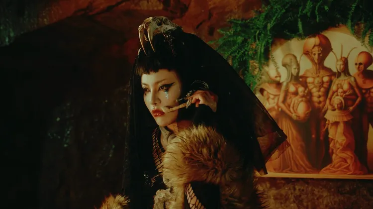 百合花MV穿越時空抓猴。