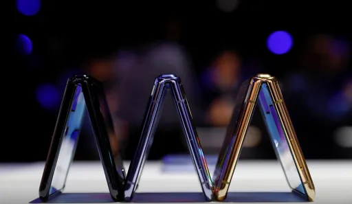 摺疊手機去年出貨倍增　三星領軍群雄角逐