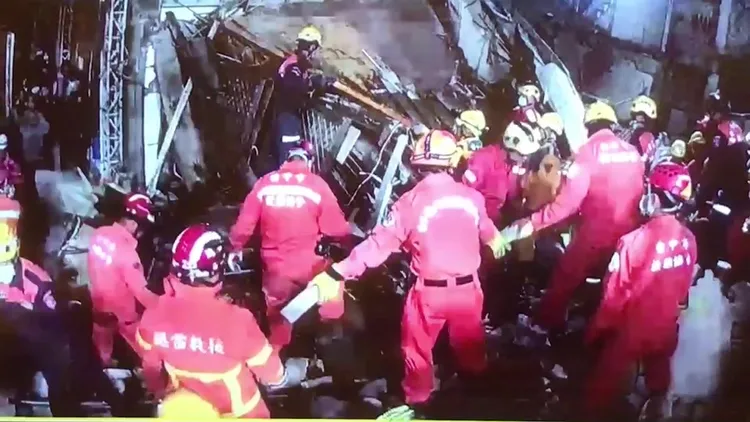 消防人員以徒手接力方式搬運石塊。民眾提供