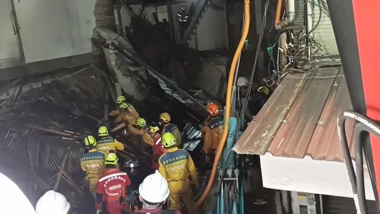 消防人員漏夜搶救中。民眾提供