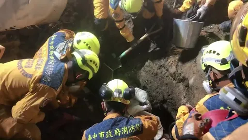 台中民宅倒塌发现受困2工人　深埋瓦砾堆难脱困！持续挖掘中