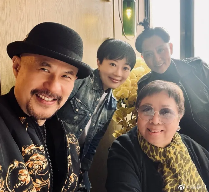 徐錦江和好友聚餐，老婆(綁沖天炮者)也曝光。引自徐錦江微博