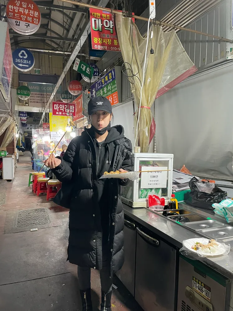 孫盛希品嘗故鄉小吃。