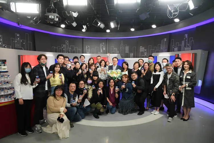 鄭弘儀（後排中）與節目及新聞部同仁合照。三立提供