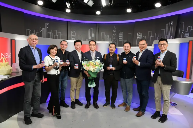 鄭弘儀（中）與名嘴合照。三立提供