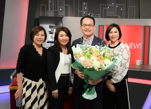 鄭弘儀卸《鄭知道了》主持 下一步飛美煲天倫
