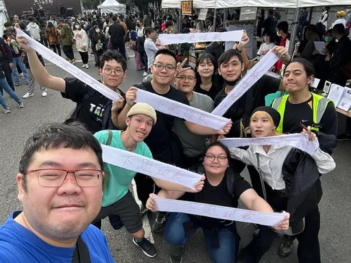 要第4代下跪!下秒又比ya合影網紅 他提228「觀光景點停止開放1天」