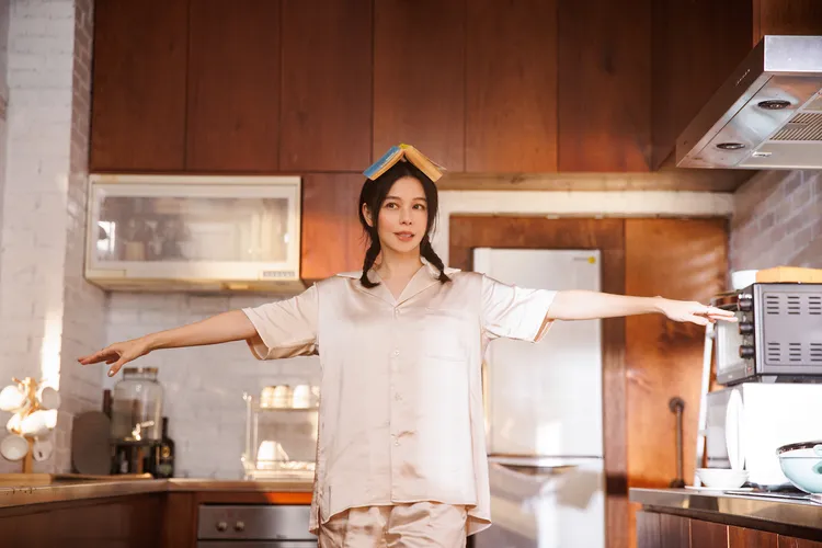 徐若瑄MV展現居家睡衣雙辮造型，親和力十足。索尼音樂提供