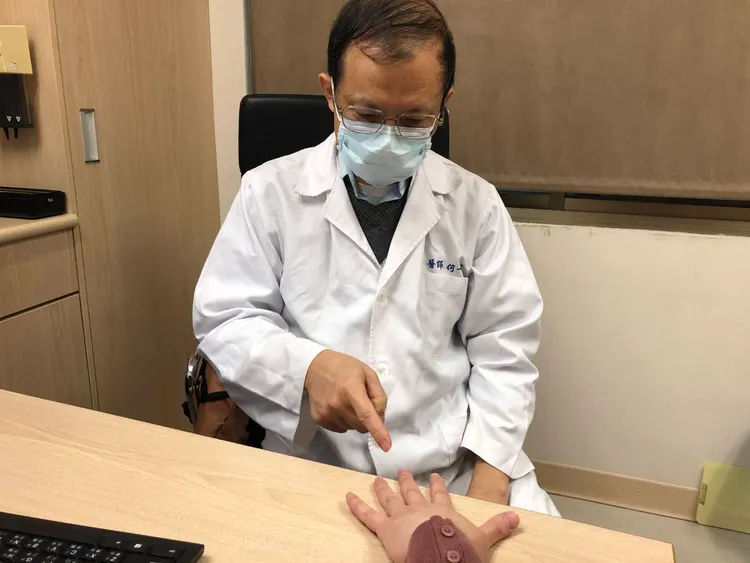 何一成建議患者每日補充800IU的維他命D與500毫克鈣質。書田診所提供