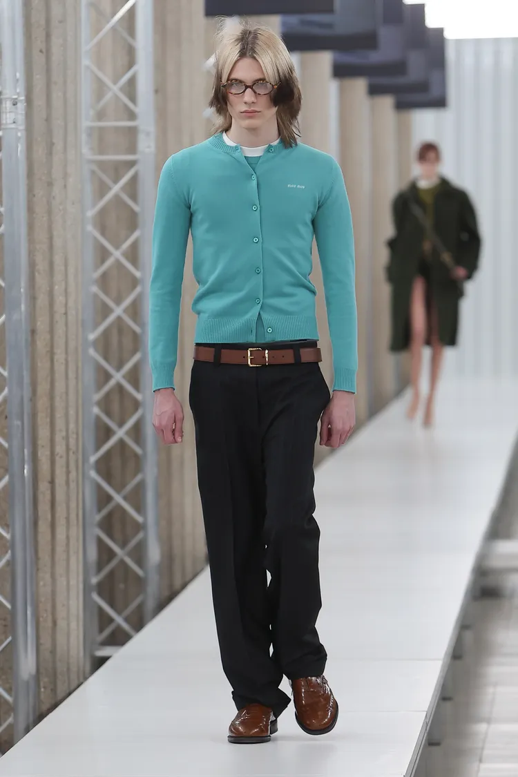 相對之下，穿插其中MIU MIU男孩的書卷氣造型，瞬間保守了起來。品牌提供