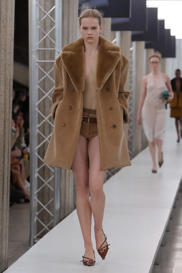 一系列恣意解放美腿的打扮，讓上身形狀被誇大的外套顯得更具衝擊性。品牌提供