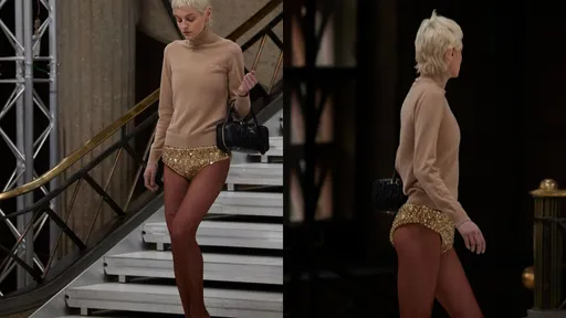 「黛妃」走秀太趕忘了穿下身？　閃亮小褲褲搭黑絲霸登伸展台