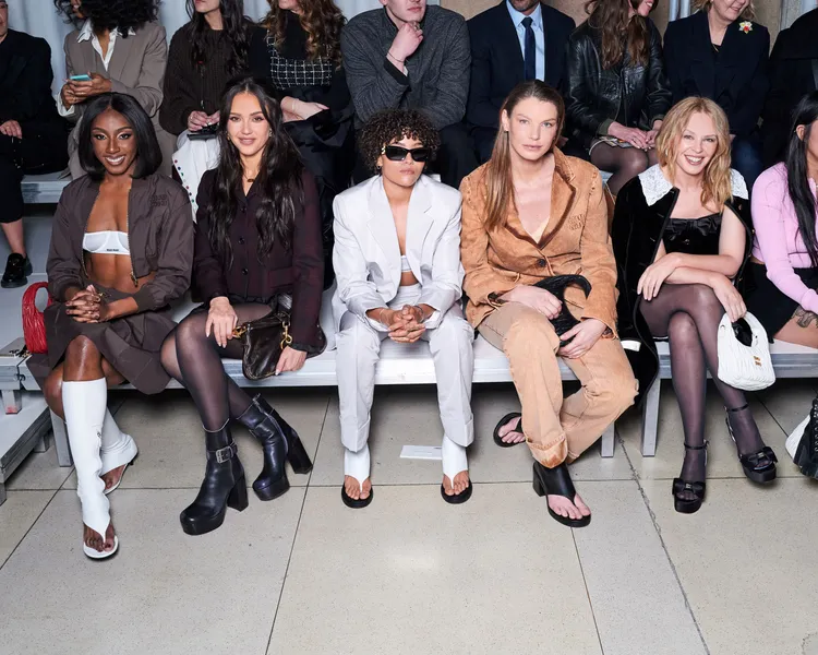 澳洲性感天后凱莉米洛（右1）與美國女星潔西卡艾芭（左2），皆是MIU MIU大秀上的頭排座上賓。品牌提供