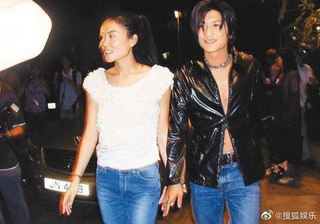謝霆鋒與王菲2000年「世紀牽手」成為經典畫面。翻攝自搜狐娛樂微博