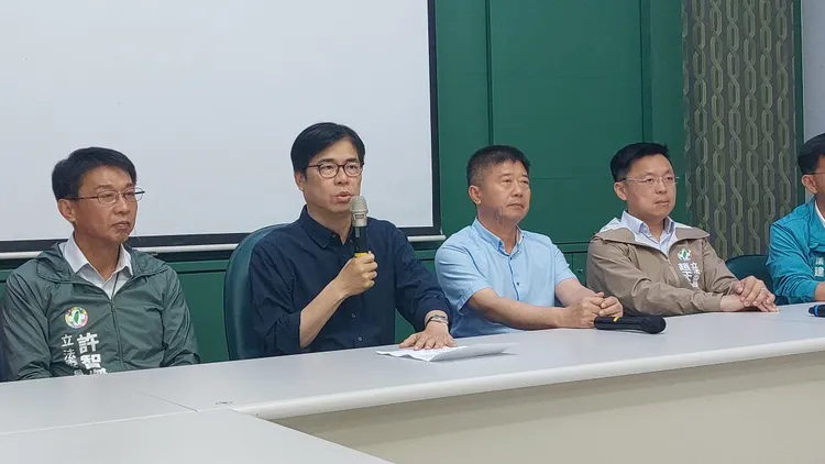 陳其邁感謝議員黃秋瑛、林智鴻、郭建盟展現政治風範，顧全大局。凃建豐攝