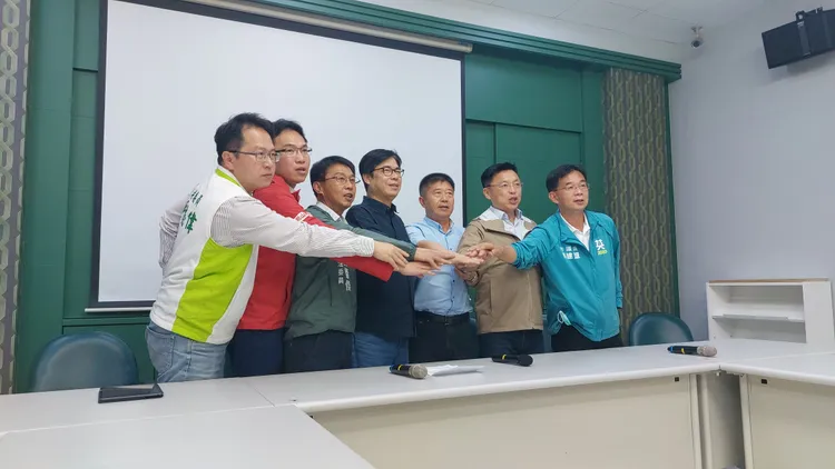 民進黨高雄市黨部今召開「相讓相牽成」大團結記者會。凃建豐攝