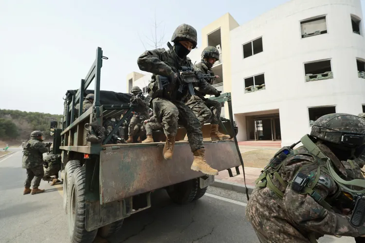 南韓軍人16日參與美韓聯合軍演。路透社