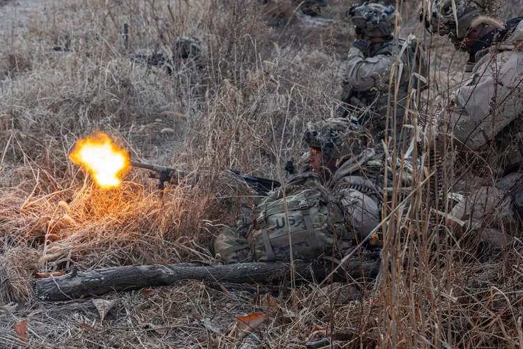 美軍16日在兩韓邊界附近坡州市舉行的美韓聯合軍演，進行實彈射擊。路透社