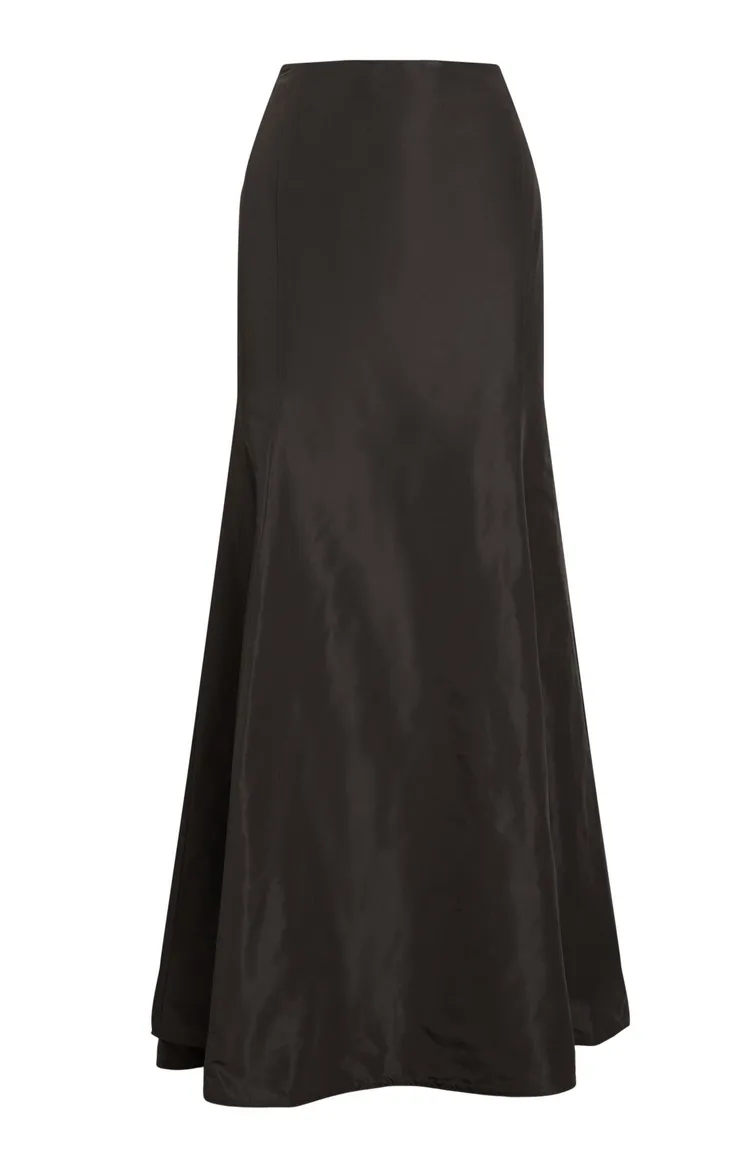 微風信義店獨家販售款棕色魚尾長裙，2萬4880元。品牌提供