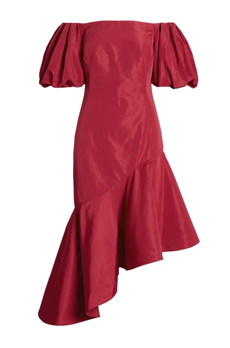 微風信義店獨家販售款莓果色露肩洋裝，3萬5880元。品牌提供