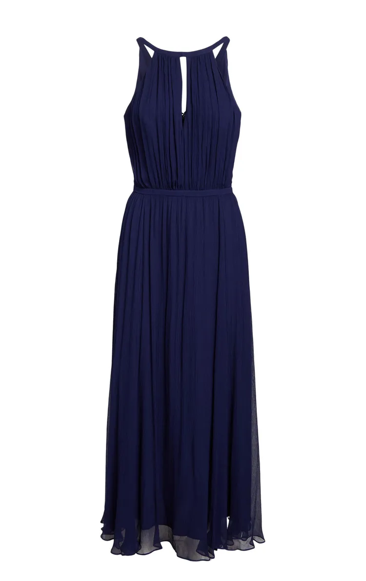 微風信義店獨家販售款削肩長洋裝，3萬5480元。品牌提供