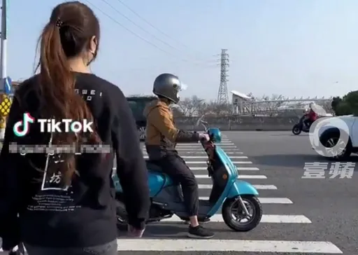 機車越線停斑馬線行人被擋道 女子霸氣這樣做+回眸瞪視逼退!