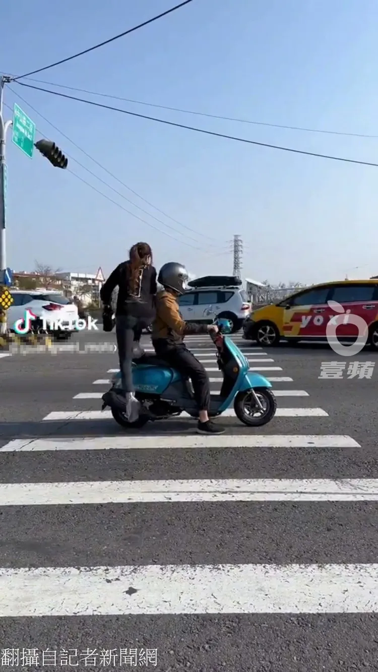 女子踩上機車坐墊，舉動出乎預料。翻攝自臉書「記者新聞網」