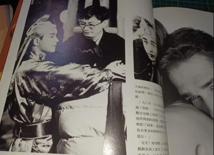 張國榮（左）和王家衛在《射鵰英雄傳之東成西就》的片場。柯志遠提供