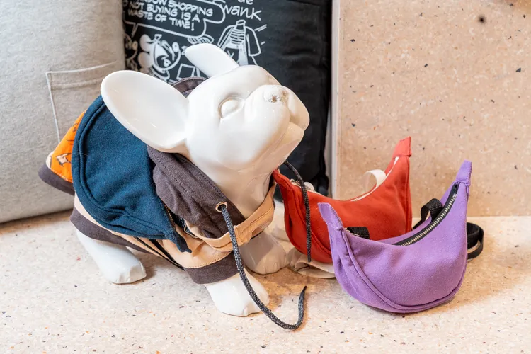 全球獨家的二手衣改造寵物服服務，再次與永續設計師周裕穎合作推出全新商品「寵物背包」，3/3起接受線上訂購。業者提供