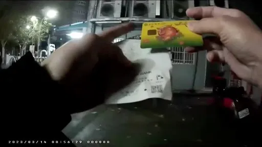 新北男ATM取款後見警暗巷丟提款卡　太怪異！林口警摸黑尋獲逮詐團車手