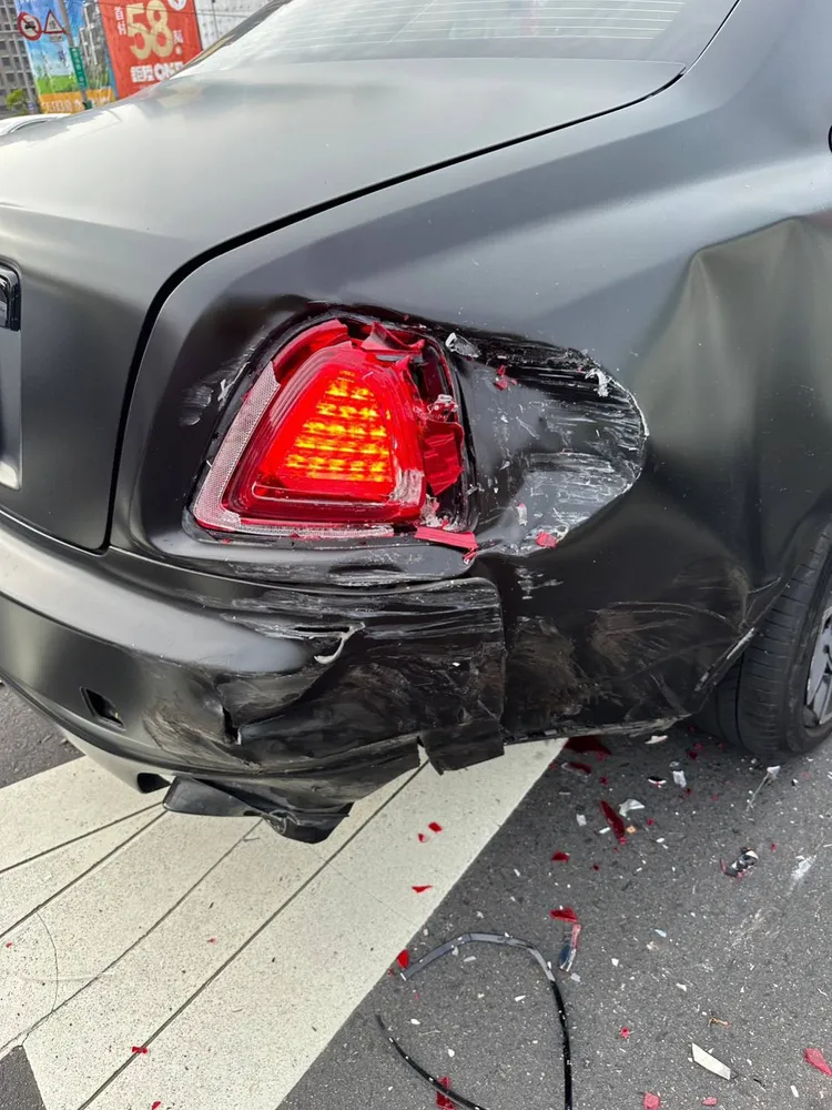 勞斯萊斯鬼魅車後方破損，維修費驚人。翻攝畫面