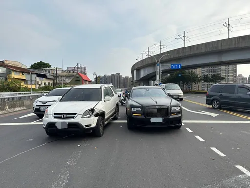 追撞劳斯莱斯「鬼魅」 25岁女驾驶惊呆了!粗估维修费要价250万元