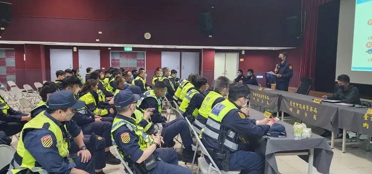內湖分局長涂國卿主持威力掃蕩勤教。翻攝畫面