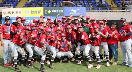木棒聯賽這校「快如閃電」10:1、5局奪季軍 教練球員哭成一片