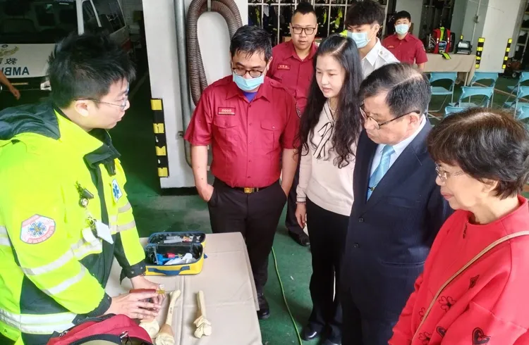 新北市消防局副局長陳崇岳視察獲捐的設備。新北市消防局提供