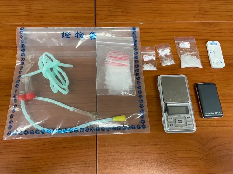 警方查扣毒品、吸食器等證物。翻攝畫面
