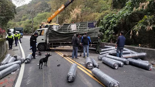 新北大貨車山路煞車不及　大貨車當場翻覆！騎士遭撞慘死