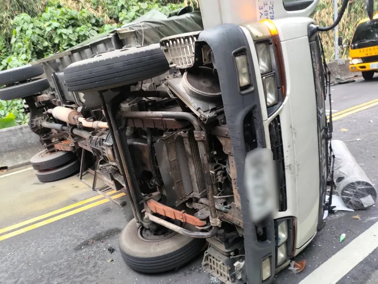 大貨車肇事後翻覆。新莊警分局提供