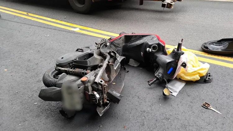 黃姓騎士機車嚴重毀損。新莊警分局提供