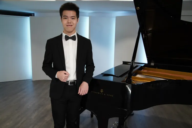 非常音樂家王榮堅，主修鋼琴、副修打擊樂。非常音樂家樂團提供