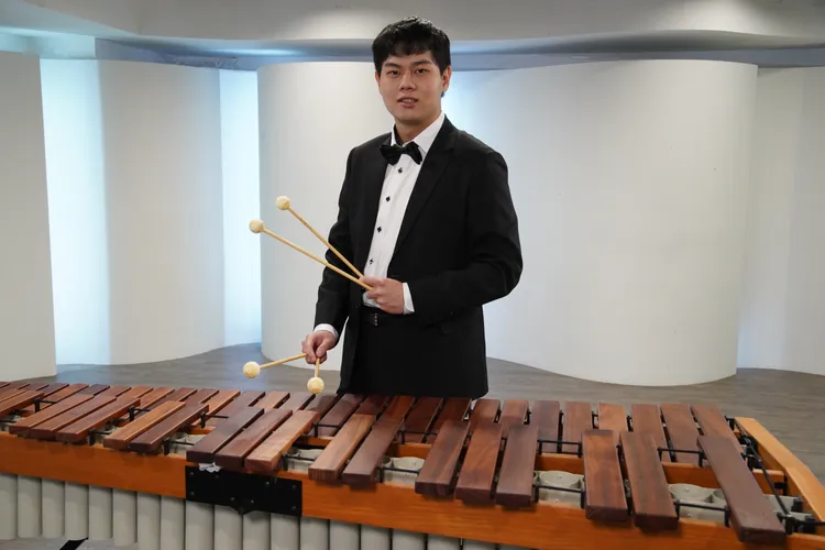 非常音樂家丁唯諺，主修打擊樂、副修鋼琴。非常音樂家樂團提供