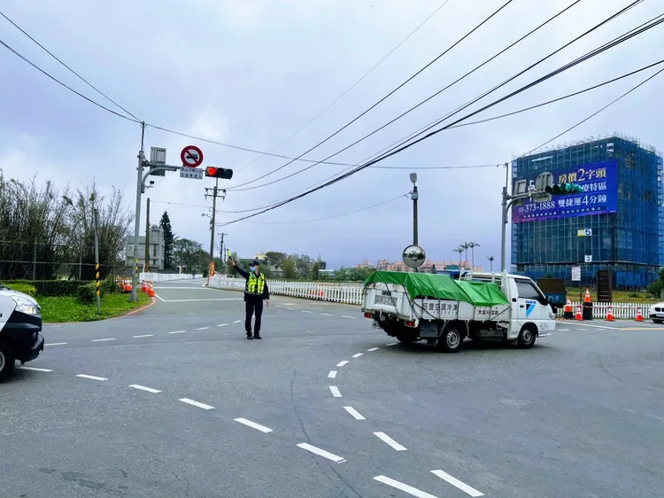 警方加強交通管制。大園警分局提供